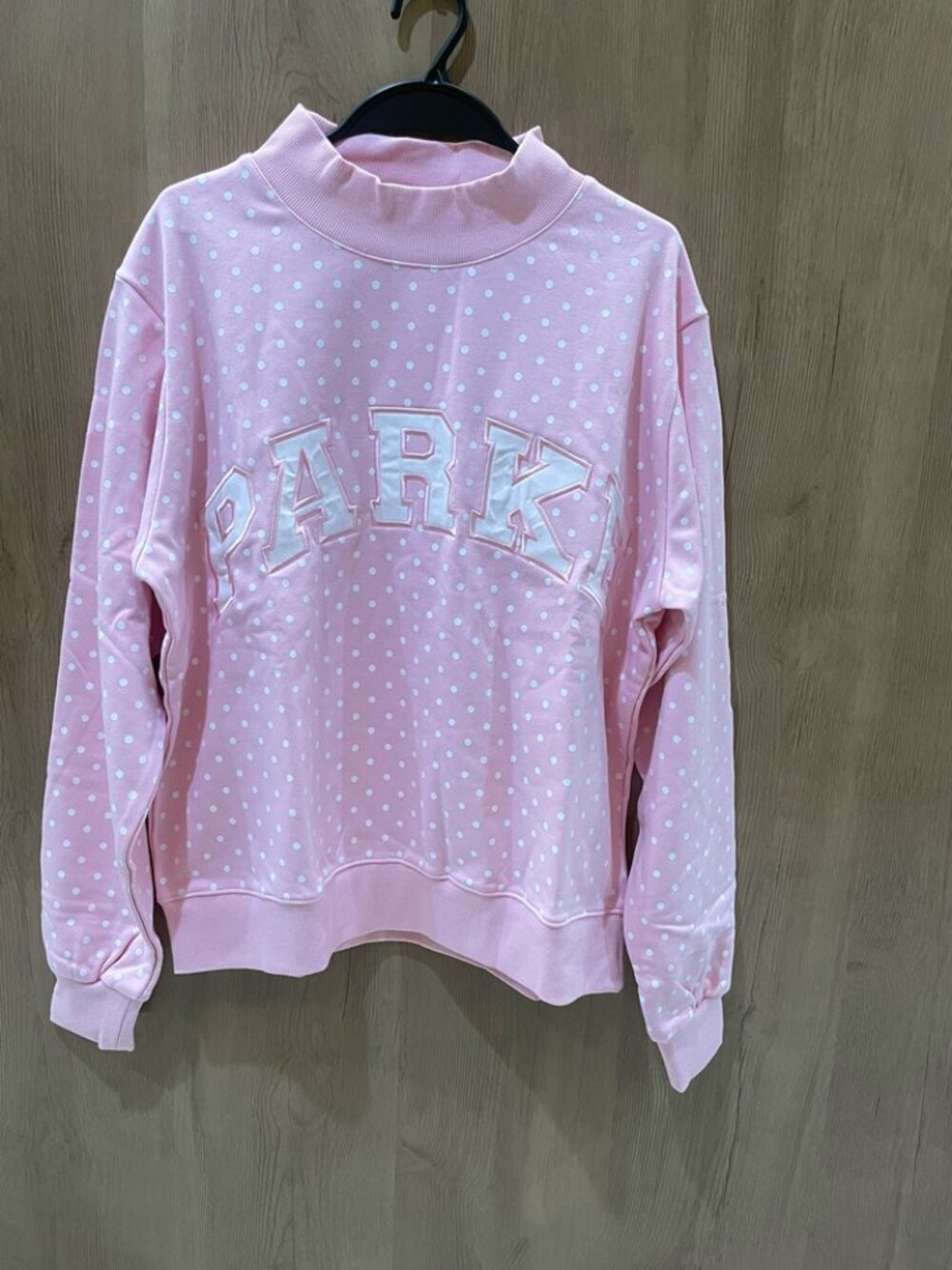 New Parke Women’s Cozy Pink Polka Dot Mock Neck Sweatshirt Letter Patch Detail